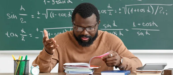 Professora Afro Americana Descontente Checando Lição Casa Sala Aula — Fotografia de Stock