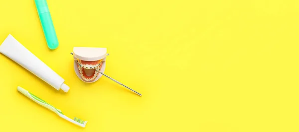 Kiefermodell Mit Zahnspange Zahnbürste Und Paste Auf Gelbem Hintergrund Mit — Stockfoto