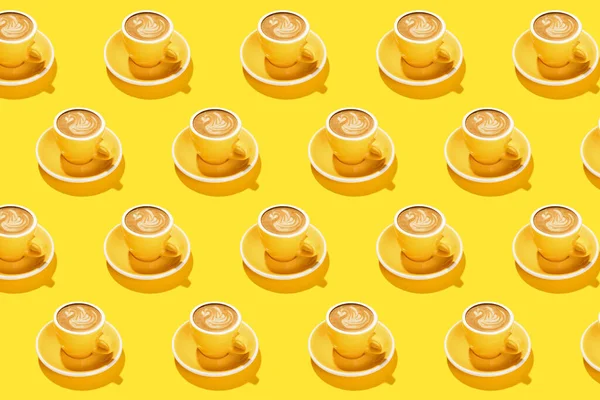 Πολλά Φλιτζάνια Ζεστό Καφέ Κίτρινο Φόντο Μοτίβο Σχεδίασης — Φωτογραφία Αρχείου