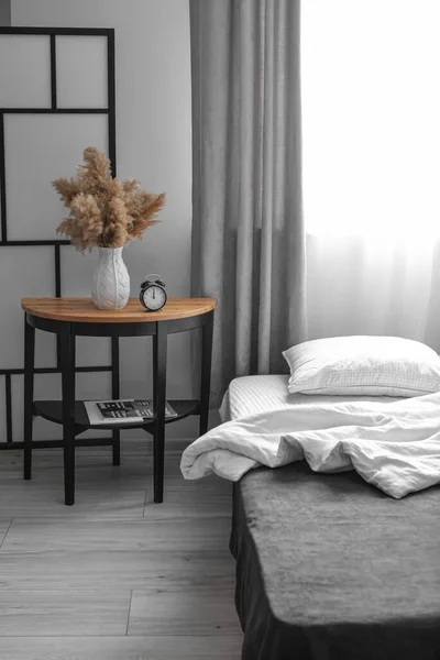 Table Vase Alarm Clock Stylish Bedroom — Zdjęcie stockowe