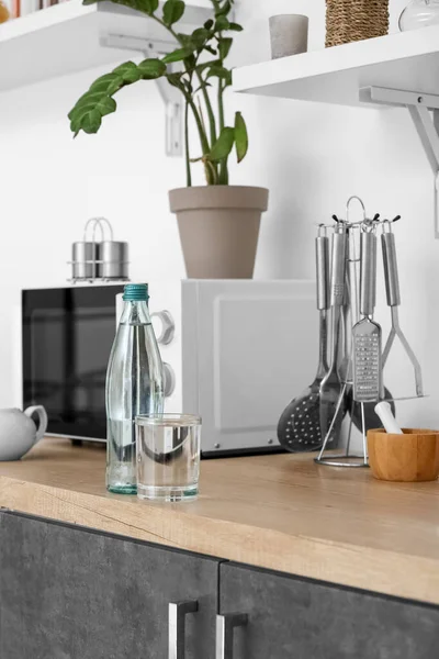 Bottle Glass Clean Water Kitchen Counter — Stockfoto