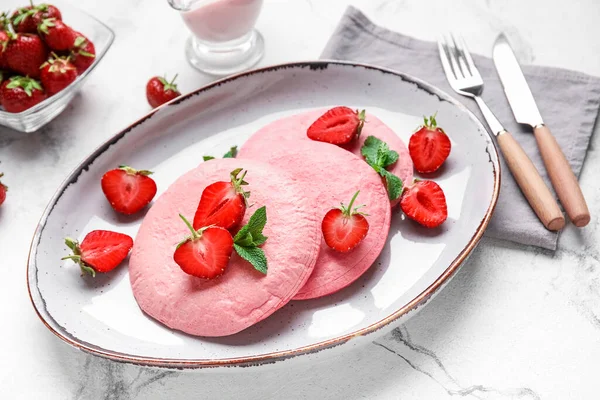 Plate Pink Pancakes Strawberry Light Background — Stock Photo, Image