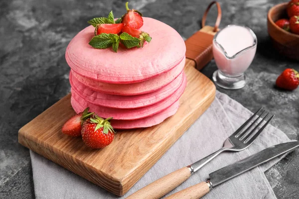 Papan Kayu Dengan Pancake Merah Muda Dan Strawberry Dengan Latar — Stok Foto