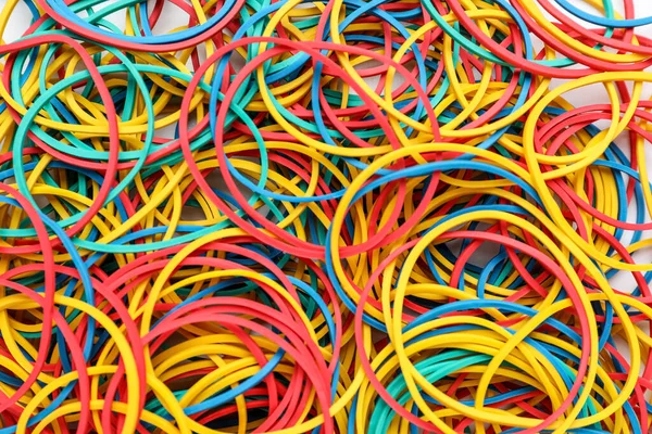 Arkaplan olarak birçok renkli lastik bant, yakın plan