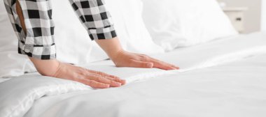 Evde yatak yapan kadın, yakın çekim.