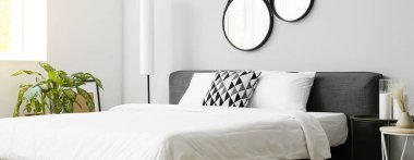 Odasında temiz çarşaf olan büyük, rahat bir yatak.