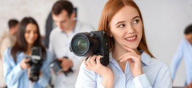 Genç kadın fotoğrafçı Studio