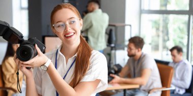 Stüdyoda genç bayan fotoğrafçının portresi.