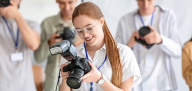 Stüdyoda yüksek lisans sınıfında genç bayan fotoğrafçı.