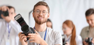 Stüdyoda genç bir erkek fotoğrafçının portresi