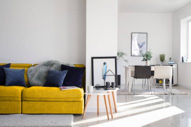 Sarı kanepeli modern stüdyo dairesi.
