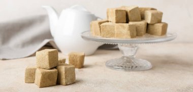 Hafif arka planda lezzetli hojicha şekerlemeleri.