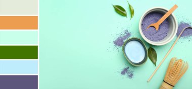 Turkuaz arka planda mavi kibrit çayı, toz, chasen ve chashaku karışımı. Farklı renk desenleri