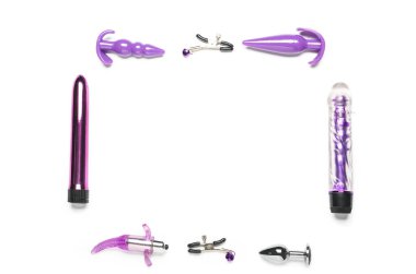 Beyaz arka planda seks dükkanından farklı oyuncaklardan yapılmış çerçeve