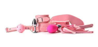 Beyaz arka planda seks dükkanından farklı oyuncaklar