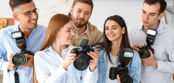 Fotógrafo Profesional Enseñando Jóvenes Estudio —  Fotos de Stock