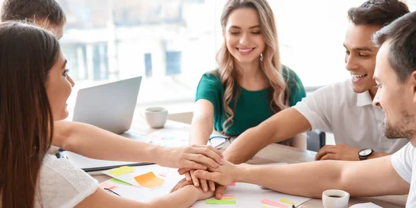 Grupo Personas Poniendo Las Manos Juntas Oficina — Foto de Stock