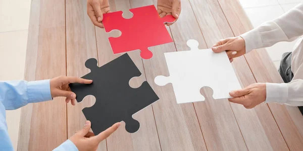 Business Team Pieces Puzzle Wooden Table — Foto Stock