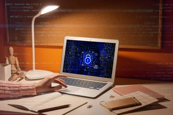 Молода Жінка Використовує Ноутбук Закритим Екраном Ввечері Концепція Онлайн Безпеки — стокове фото