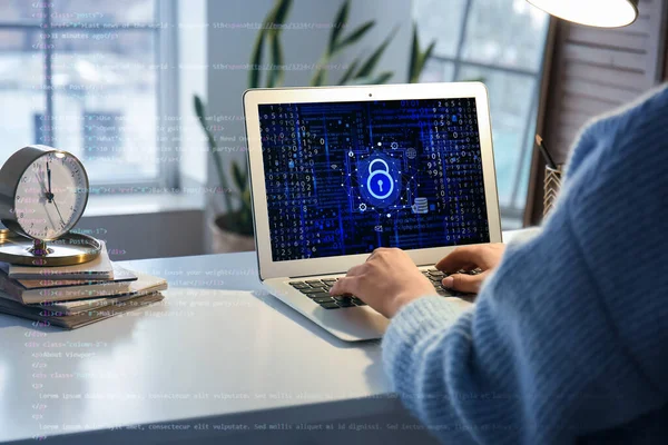 Junge Frau Mit Laptop Mit Verschlossenem Bildschirm Tisch Konzept Der — Stockfoto