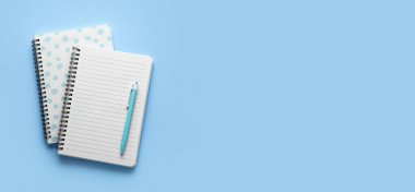 Açık mavi arkaplan üzerine dizüstü bilgisayarlar ve kalem metin için boşluk