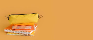 Renk arkaplanı ve metin için alanı olan kalem kutusu ve defterler