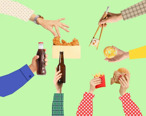 Muitas Mãos Com Diferentes Fast Foods Bebidas Fundo Verde — Fotografia de Stock