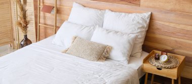 Ahşap duvarlı modern yatak odasının içi