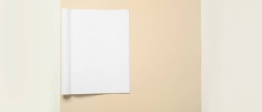 Açık arkaplanda boş bir dergi