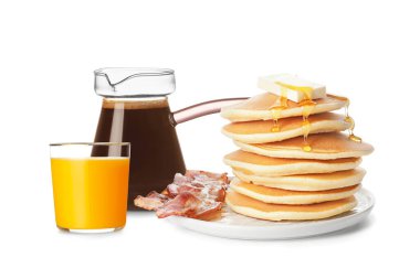 Kızarmış pastırmalı krep, bir fincan kahve ve beyaz arka planda bir bardak portakal suyu ile doğal kahvaltı.