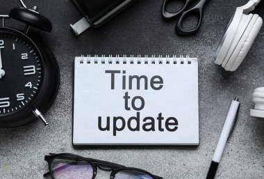 Koyu arkaplanda güncellenmek üzere metin Zamanı ile birlikte kırtasiye, saat ve defter