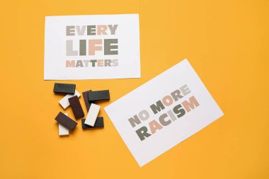 Renk arkaplanı üzerinde ÖLÜM YAŞAMINDA MATTERS ve HAYAT YASAKLAR yazan bloklar ve kağıt kağıtlar