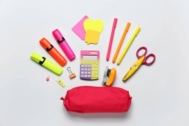 Beyaz arkaplanda kalem kutusu ve farklı kırtasiye malzemesi