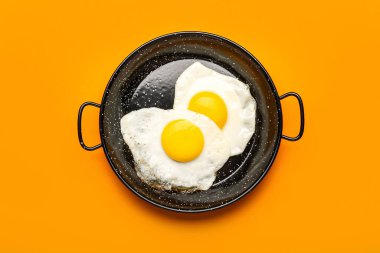 Renkli yumurtalı kızartma tavası