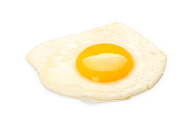 Beyaz arka planda leziz kızarmış yumurta.