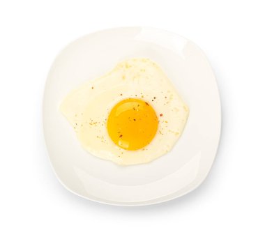 Beyaz arka planda izole edilmiş sahanda yumurta.