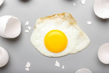 Lezzetli kızarmış yumurta ve hafif arka planda kabuklu kompozisyon.