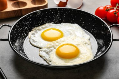 Lezzetli yumurtalı tava, yakın plan.