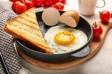 Tavada yumurta, tost ve kabuk, yakın plan.