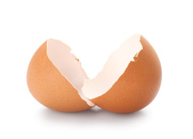 Beyaz arka plan üzerinde izole kırık yumurta kabuğu