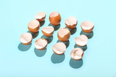 Renk arkaplanında yumurta kabukları olan kompozisyon