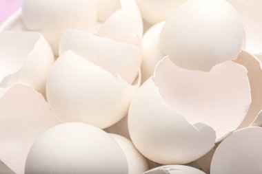 Arka plan olarak kırılmış yumurta kabukları, yakın plan.