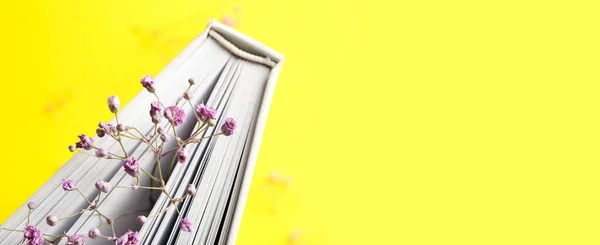 Libro Con Flores Sobre Fondo Amarillo Con Espacio Para Texto — Foto de Stock