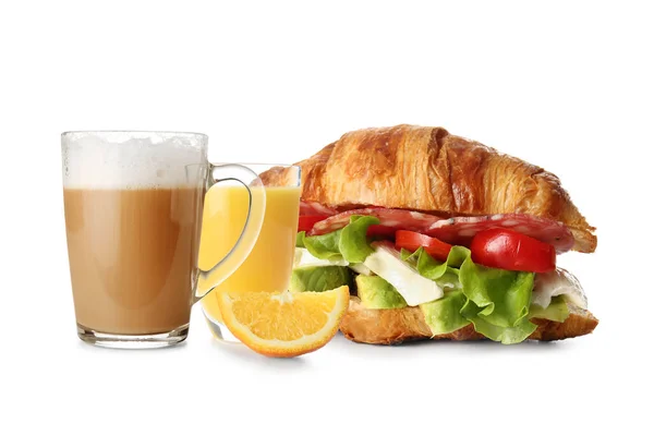 Świeże Śniadanie Kanapką Croissant Filiżanką Migdałowego Latte Szklanką Soku Pomarańczowego — Zdjęcie stockowe