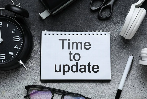 Koyu arkaplanda güncellenmek üzere metin Zamanı ile birlikte kırtasiye, saat ve defter