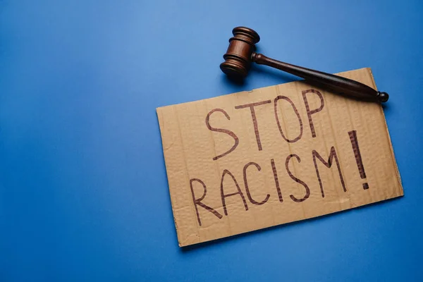 Martelo Juiz Pedaço Caixa Com Texto Parar Racism Fundo Cor — Fotografia de Stock