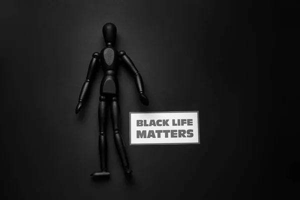 Koyu Arkaplan Üzerinde Siyah Hayat Matters Metin Ile Manken Kağıt — Stok fotoğraf