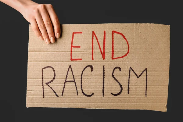 Χέρι Κρατώντας Κομμάτι Του Χαρτοκιβωτίου Κείμενο Τελοσ Racism Σκούρο Φόντο — Φωτογραφία Αρχείου