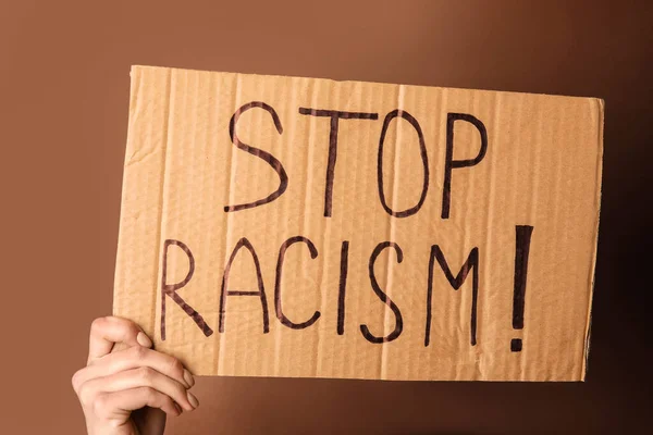 Рука Тримає Коробку Текстом Stop Racism Кольоровому Фоні — стокове фото