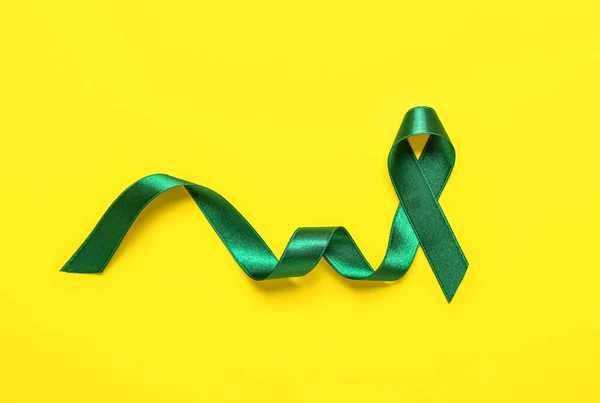 Green Ribbon Yellow Background Liver Cancer Concept — Stockfoto